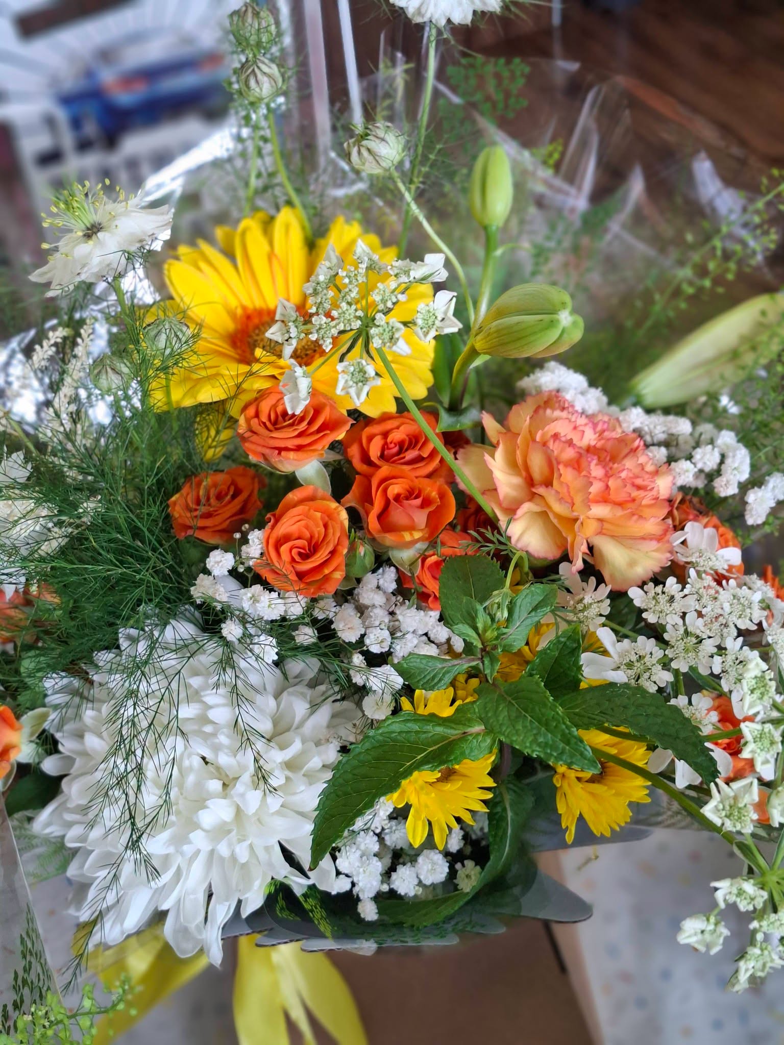 Mixed bouquet with roses and daisies